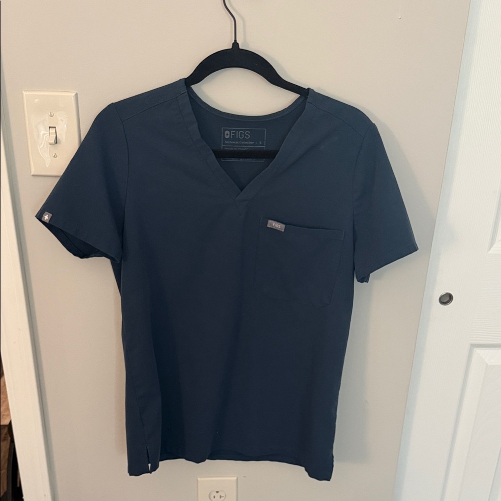 Figs Women's Short Sleeve V-Neck Tee and scrub pants in Navy